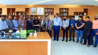 ড্যাফোডিল ইন্টারন্যাশনাল ইউনিভার্সিটির শিক্ষার্থী হাসিবুল হাসানের পরিবারের কাছে মৃত্যুবীমার ৭ লক্ষ টাকার চেক হস্তান্তর