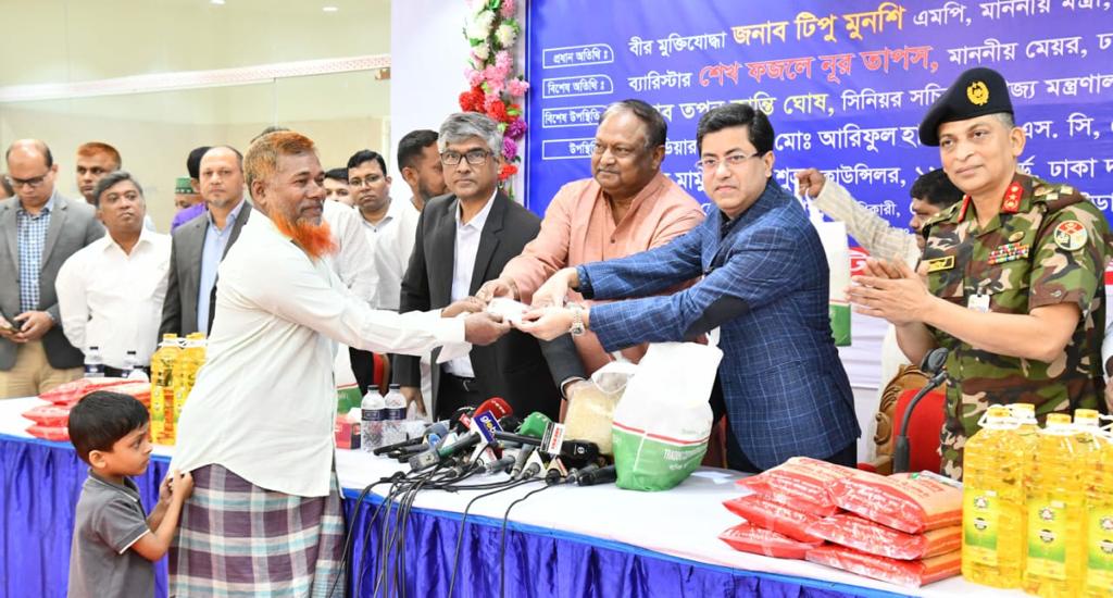 টিসিবির স্মার্ট কার্ড বিতরণ শুরু;জবাবদিহিতা নিশ্চিত হওয়ার পাশাপাশি অসামঞ্জস্যতা দূর হবে-বাণিজ্যমন্ত্রী