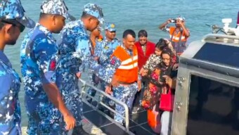 ডুবোচরে আটকে যাওয়া টেকনাফ থেকে সেন্টমার্টিনগামী পর্যটকবাহী জাহাজ হতে যাত্রীদের উদ্ধার করেছে বাংলাদেশ কোস্ট গার্ড।