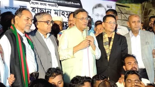 রাঙ্গুনিয়ায় ভোটারদের দুয়ারে দুয়ারে তথ্যমন্ত্রী হাছান মাহমুদের ভোট প্রার্থনা
