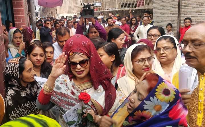 আফম বাহাউদ্দিন নাছিমের পক্ষে তার স্ত্রী’র গণসংযোগ