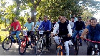 ডিঙ্গি নৌকায় নদী পার হয়ে সাইকেল চালিয়ে নির্বাচনী প্রচার শুরু করলেন ড. হাছান মাহমুদ