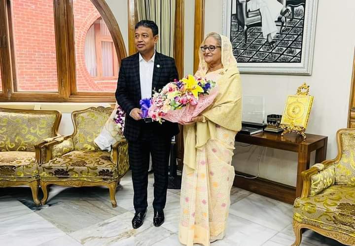 প্রধানমন্ত্রীকে ফুলেল শুভেচ্ছা জানিয়েছেন ডিবি প্রধান হারুন অর-রশীদ