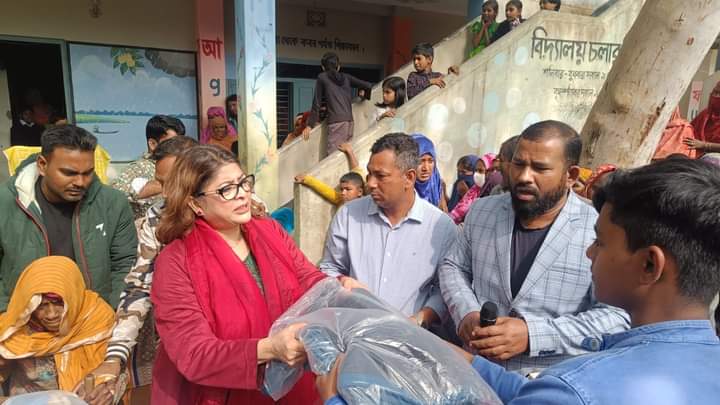 সমাজের সুবিধা বঞ্চিত শীতার্ত মানুষের পাশে অ্যাড. নাহিদ সুলতানা যূথী