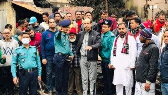 অগ্নিকাণ্ডে ক্ষতিগ্রস্ত তেজগাঁও মোল্লাবাড়ি বস্তি পরিদর্শন করেন মেয়র মোঃ আতিকুল ইসলাম