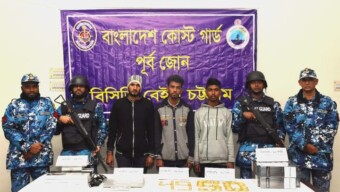 পতেঙ্গায় কোস্ট গার্ডের অভিযানে ১০০০ গ্রাম ওজনের স্বর্ণালঙ্কারসহ ০৩ পাচারকারী আটক