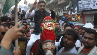 ঘোড়ায় চড়ে নৌকায় ভোট চাইলেন সাঈদ খোকন