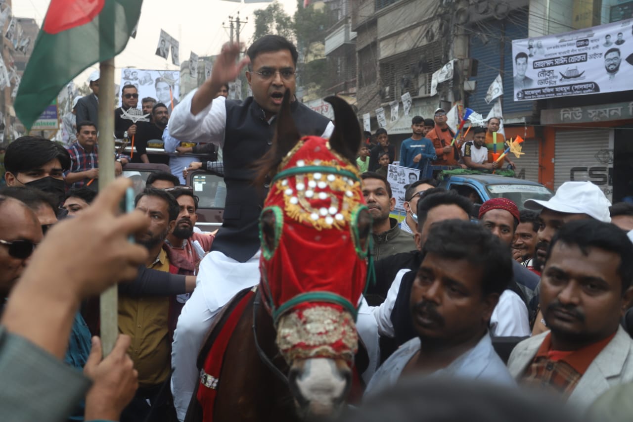 ঘোড়ায় চড়ে নৌকায় ভোট চাইলেন সাঈদ খোকন