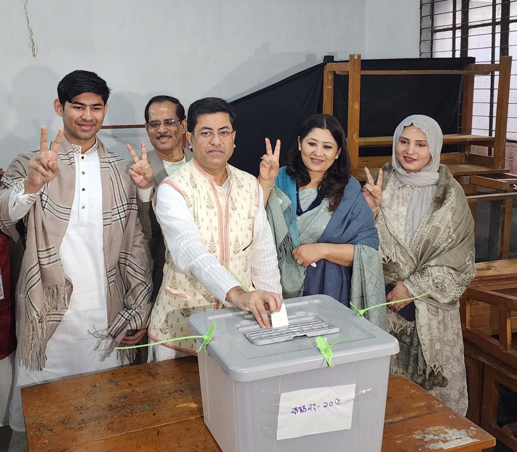 নৌকা মার্কায় ভোট দিয়েছিঃ দক্ষিণ সিটির মেয়র ব্যারিস্টার শেখ তাপস