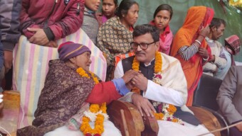 নৌকার প্রচারণায় অংশ নেওয়া ৯২ বছর বয়সী শ্রীমতি কামবালাকে উপহার নিয়ে দেখতে গেছেন নৌপরিবহন প্রতিমন্ত্রী