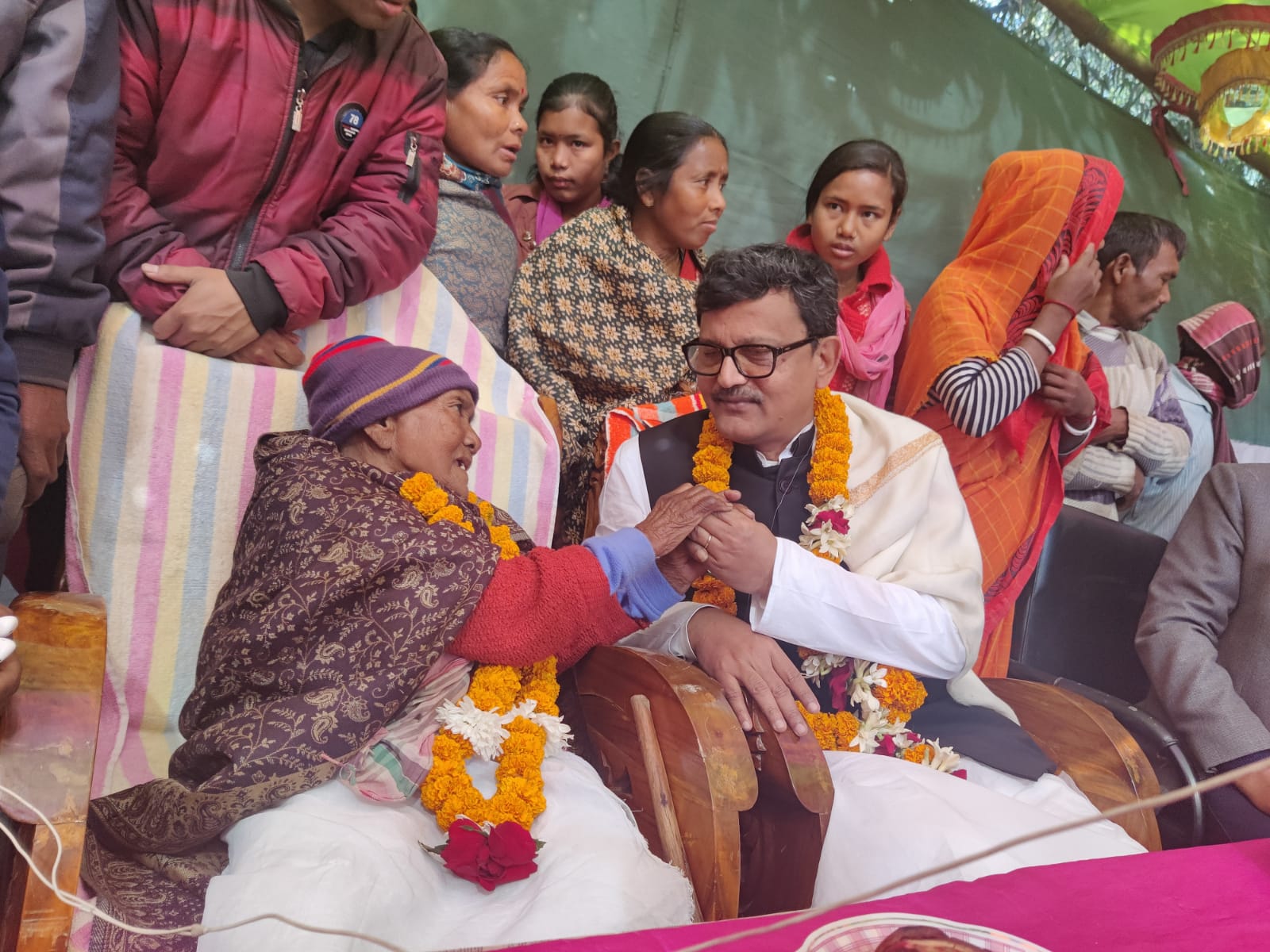 নৌকার প্রচারণায় অংশ নেওয়া ৯২ বছর বয়সী শ্রীমতি কামবালাকে উপহার নিয়ে দেখতে গেছেন নৌপরিবহন প্রতিমন্ত্রী