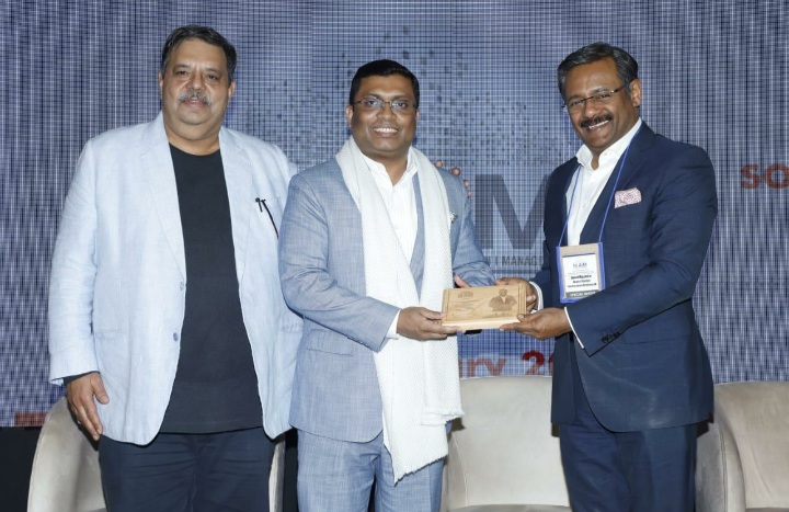 ইউনিক হোটেল ও রিসোর্টসের সিইও সাখাওয়াত হোসেন বেস্ট হোটেলিয়ার অব বাংলাদেশ সম্মাননা পেলেন।