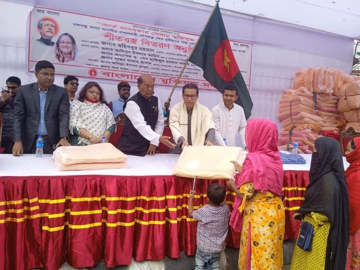 প্রধানমন্ত্রীর পক্ষ থেকে শাহবাগে অসহায় শীতার্ত মানুষদের মাঝে শীতবস্ত্র বিতরণ:
