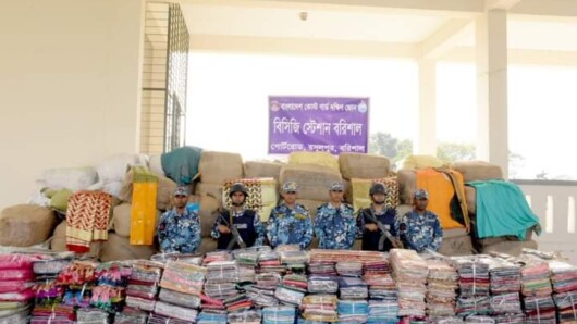 বরিশালের দপদপিয়ায় অভিযান চালিয়ে শুল্ক ফাঁকি দিয়ে অবৈধভাবে আসা প্রায় ১০ কোটি ৮ লক্ষ টাকা মূল্যের ভারতীয় শাড়ি কাপড় জব্দ করেছে কোস্ট গার্ড।