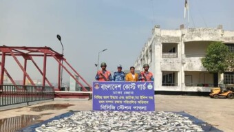 চাঁদপুরে মেঘনা নদীতে ৫ হাজার ২০০ কেজি ও নারায়ণগঞ্জের কাঁচপুরে ৯০০ কেজি জাটকাসহ ০৭ জনকে আটক করেছে কোস্ট গার্ড।