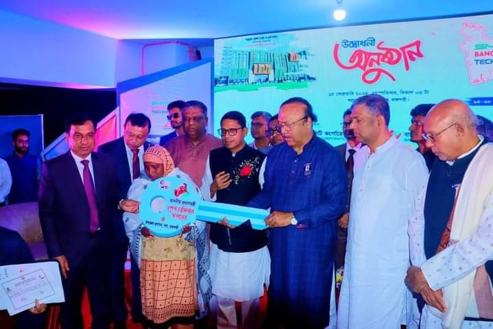 জীবন যুদ্ধে হার না মানা সাহসী নারী রিক্সাচালক টুলী বেগমের নিকট মাননীয় প্রধানমন্ত্রীর উপহার জমিসহ ঘরের চাবি হস্তান্তর।