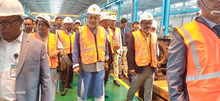রেলপথ মন্ত্রণালয়ের মন্ত্রী মোঃ জিল্লুল হাকিম বলেছেন, রেলওয়ে কারখানায় উৎপাদন বাড়াতে সংশ্লিষ্ট সকল কর্মকর্তা এবং কর্মচারীদের মানসিকতার পরিবর্তন করতে হবে। মনোযোগ দিয়ে সকলে মিলে কাজ করলে রেলের উৎপাদন আরও বৃদ্ধি পাবে, রেল সেক্টররের আরো উন্নতি হবে।