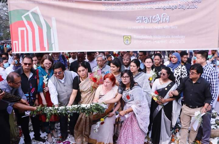 বিশ্ব মায়ের সুর-ছন্দ-সঙ্গীত-বাণী‘বিশ্বের সব মাতৃভাষা রক্ষা করবে বাংলাদেশ’মহান শহীদ দিবসে দিনব্যাপী কর্মসূচী পালন করেছে বাংলাদেশ শিল্পকলা একাডেমি; প্রায় একশত বিদেশী শিল্পীর অংশগ্রহণে পরিবেশিত হয়েছে সাংস্কৃতিক অনুষ্ঠান