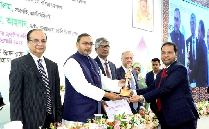 ঢাকা আন্তর্জাতিক ২৮তম বাণিজ্য মেলায় দৃষ্টিনন্দন প্রিমিয়ার স্টল স্থাপনের জন্য পুরস্কার পেয়েছে ইসলামী ব্যাংক বাংলাদেশ পিএলসি।