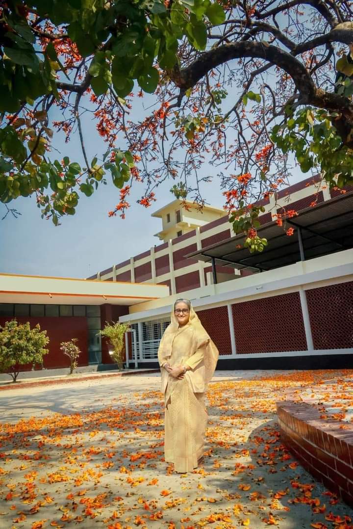 গাজীপুর ২৩ ফেব্রুয়ারী ২০২৩ দুপুরে বাংলাদেশ ধান গবেষণা ইনস্টিটিউটে পলাশ ফোটা প্রাঙ্গণে বঙ্গবন্ধুকন্যা প্রধানমন্ত্রী শেখ হাসিনার পদচারণা