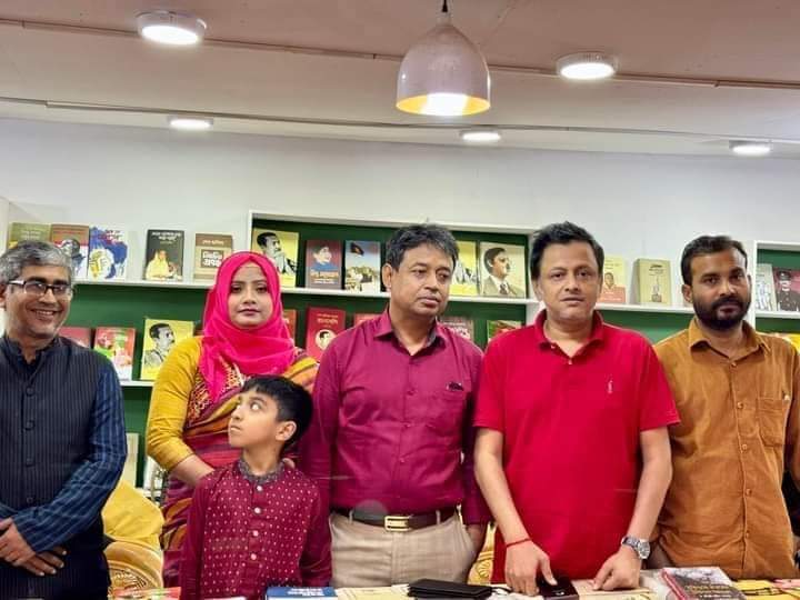 ঢাকা মহানগর গোয়েন্দা পুলিশের প্রধান কর্মবীর মোহাম্মদ হারুন অর রশিদ বিপিএম (বার),শুক্রবার, ২৩ ফেব্রুয়ারী, ২০২৪,বই মেলার সার্বিক নিরাপত্তা ও পরিস্থিতি পরিদর্শনে যান।পাশাপাশি পরিবার এর ও সন্তানের আবদার পূরণ করতে পরিবারকে সাথে বেড়াতে নিয়ে বইমেলায় যান এই কর্মবীর ডিবি প্রধান হারুনর রশীদ