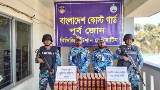 টেকনাফে কোস্টগার্ডের অভিযানে ০১ কেজি ক্রিস্টাল মেথ আইসসহ ২৪০ ক্যান বিয়ার জব্দ