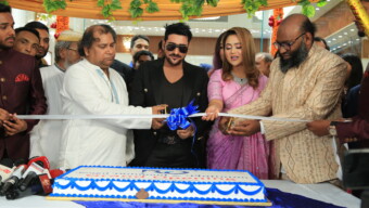 রাজধানীর যমুনা ফিউচার পার্কে রয়েল ডায়মন্ড প্লাটিনাম শোরুম ফিতা কেটে উদ্বোধন করলেন অনন্ত জলিল