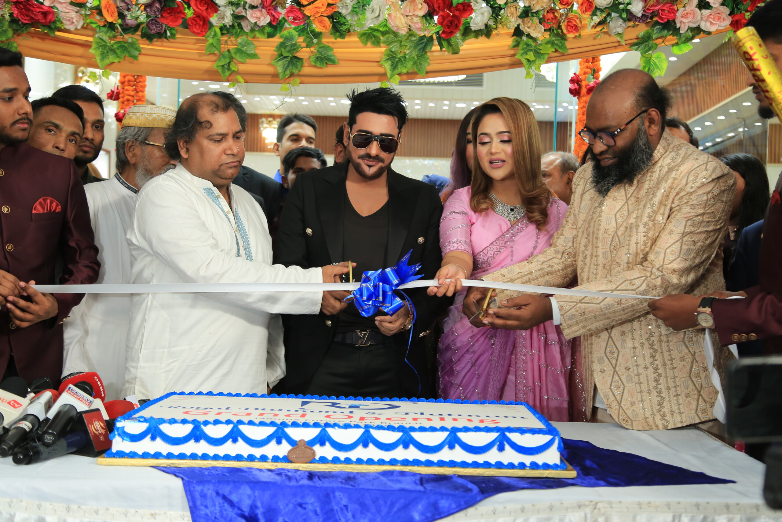 রাজধানীর যমুনা ফিউচার পার্কে রয়েল ডায়মন্ড প্লাটিনাম শোরুম ফিতা কেটে উদ্বোধন করলেন অনন্ত জলিল