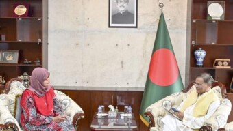 মঙ্গলবার দুপুরে রাজধানীর সেগুনবাগিচায় পররাষ্ট্র মন্ত্রণালয়ে পররাষ্ট্রমন্ত্রী ড. হাছান মাহমুদের সাথে ঢাকায় নিযুক্ত মালয়েশিয়ার হাইকমিশনার হাজনাহ মুহাম্মদ হাশিম (Haznah Md. Hashim) সৌজন্য সাক্ষাত করেন।