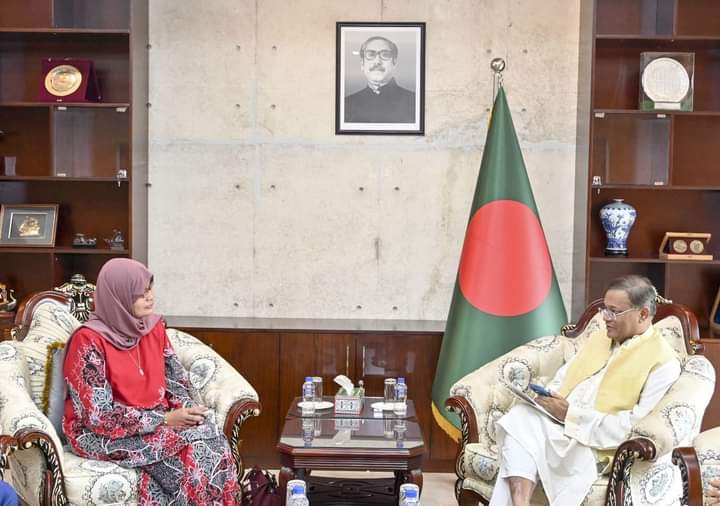 মঙ্গলবার দুপুরে রাজধানীর সেগুনবাগিচায় পররাষ্ট্র মন্ত্রণালয়ে পররাষ্ট্রমন্ত্রী ড. হাছান মাহমুদের সাথে ঢাকায় নিযুক্ত মালয়েশিয়ার হাইকমিশনার হাজনাহ মুহাম্মদ হাশিম (Haznah Md. Hashim) সৌজন্য সাক্ষাত করেন।