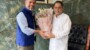 ফয়সাল সামাদ ফুলের তোড়া তুলে দিচ্ছেন মোঃ সিদ্দিকুর রহমানের হাতে।