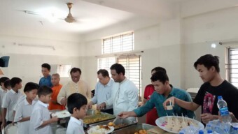 বঙ্গবন্ধুর জন্মদিন ও শিশু দিবস উপলক্ষে অনাথ শিশুদের মাঝে ব্যারিস্টার বিপ্লব বড়ুয়া’র খাবার বিতরণ