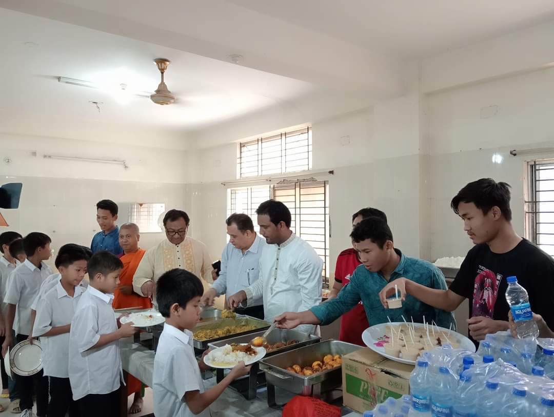 বঙ্গবন্ধুর জন্মদিন ও শিশু দিবস উপলক্ষে অনাথ শিশুদের মাঝে ব্যারিস্টার বিপ্লব বড়ুয়া’র খাবার বিতরণ