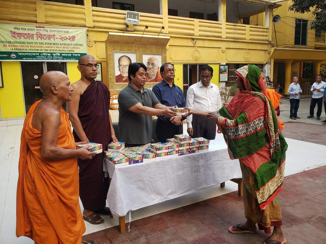 বাংলাদেশ বৌদ্ধ কৃষ্টি প্রচার সংঘ যুব’র সভাপতি,মি. ব্রহ্মাণ্ড প্রতাপ বড়ুয়া’র উদ্যেগে মাসব্যাপী ইফতার বিতরণ