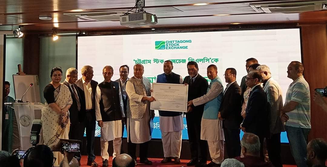কমোডিটি এক্সচেঞ্জের সনদ পেলো চট্টগ্রাম স্টক এক্সচেঞ্জ সিএসই সম্ভাবনার নতুন দুয়ার খুলে গেল।