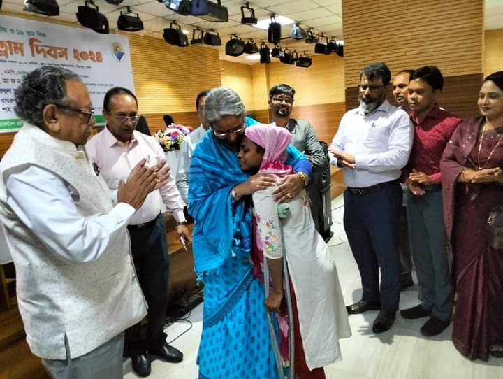 পত্রিকায় প্রকাশিত সংবাদ দেখে পঙ্গু প্রতিবন্ধীর পাশে সমাজকল্যাণ মন্ত্রী ডা. দীপু মনি এমপি