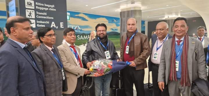 ঢাকা-রোম-ঢাকা ফ্লাইট উদ্বোধন হয়েছে দীর্ঘ ৯ বছর পর লিওনার্দো দা ভিঞ্চি এয়ারপোর্টে কেক কাটার মধ্য দিয়ে। তার আগে বাংলাদেশ প্রেসক্লাব ইতালির সাংবাদিকরা ফুল দিয়ে সংবর্ধনা জানায়