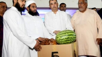 ঈদ উপহার বিতরণ করলেন পরিবেশমন্ত্রীসরকার সবসময় মানুষের পাশে আছে-