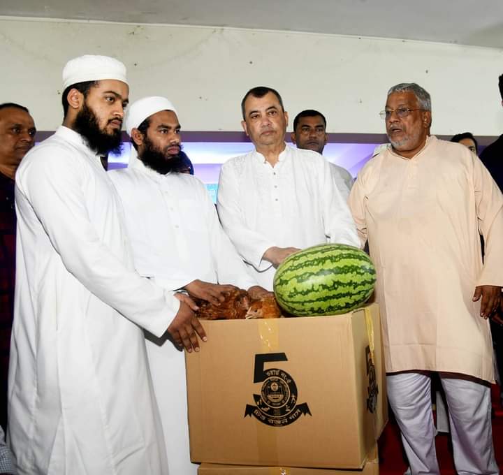 ঈদ উপহার বিতরণ করলেন পরিবেশমন্ত্রীসরকার সবসময় মানুষের পাশে আছে-