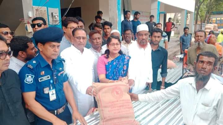 আলফাডাঙ্গায় ঘূর্ণিঝড়ে ক্ষতিগ্রস্তদের মাঝে ঢেউটিন ও শুকনো খাবার বিতরণ করলেন প্রাণিসম্পদ মন্ত্রী আব্দুর রহমান