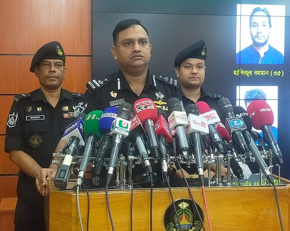 রাজধানী ও পার্শ্ববর্তী বিভিন্ন এলাকা হতে চুরি ও ছিনতাইকৃত অবৈধ মোবাইল চোরাকারবারি চক্রের মূলহোতাসহ ২০ জন’কে গ্রেফতার করেছে র‍্যাব-৩