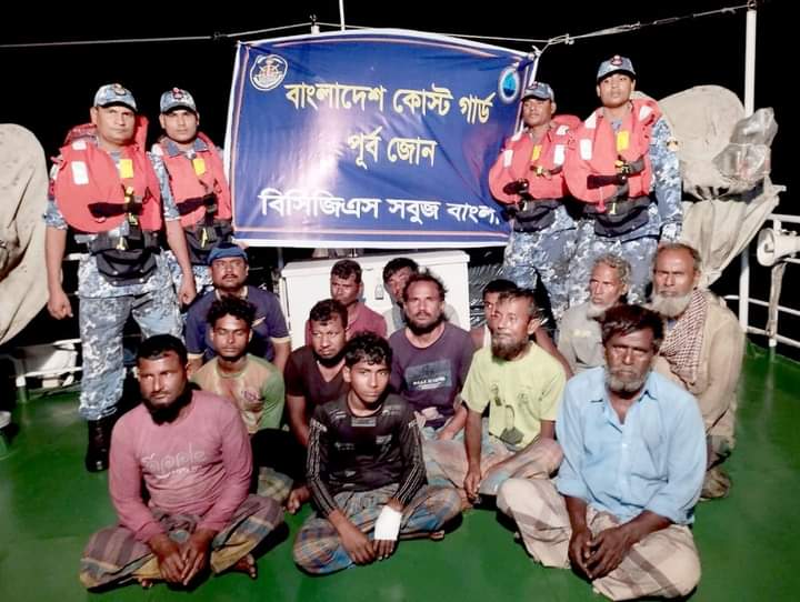 ইঞ্জিন বিকল হয়ে ০৪ দিন যাবৎ সমুদ্রে ভাসমান ১৩ জন জেলেকে জীবিত উদ্ধার করেছে কোস্টগার্ড।
