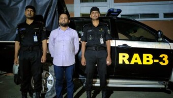 সমবায় সমিতির নামে চার শতাধিক গ্রাহকের কোটি কোটি টাকা আত্মসাৎকারী প্রতারণা চক্রের মূলহোতা ও ০৭ টি প্রতারণা মামলায় বিভিন্ন মেয়াদে সাজাপ্রাপ্ত দীর্ঘদিন যাবৎ পলাতক আসামি মোঃ ফখরুল ইসলাম (৪০)’কে রাজধানীর হাতিরঝিল এলাকা থেকে গ্রেফতার করেছে র‍্যাব-৩।