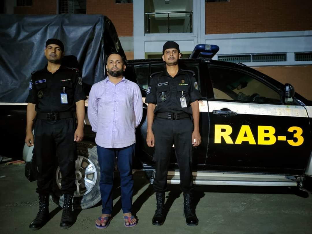 সমবায় সমিতির নামে চার শতাধিক গ্রাহকের কোটি কোটি টাকা আত্মসাৎকারী প্রতারণা চক্রের মূলহোতা ও ০৭ টি প্রতারণা মামলায় বিভিন্ন মেয়াদে সাজাপ্রাপ্ত দীর্ঘদিন যাবৎ পলাতক আসামি মোঃ ফখরুল ইসলাম (৪০)’কে রাজধানীর হাতিরঝিল এলাকা থেকে গ্রেফতার করেছে র‍্যাব-৩।