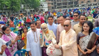 ৭০০ পরিবারের মাঝে ঈদ উপহার সামগ্রী বিতরণ করলেন শিল্পমন্ত্রী