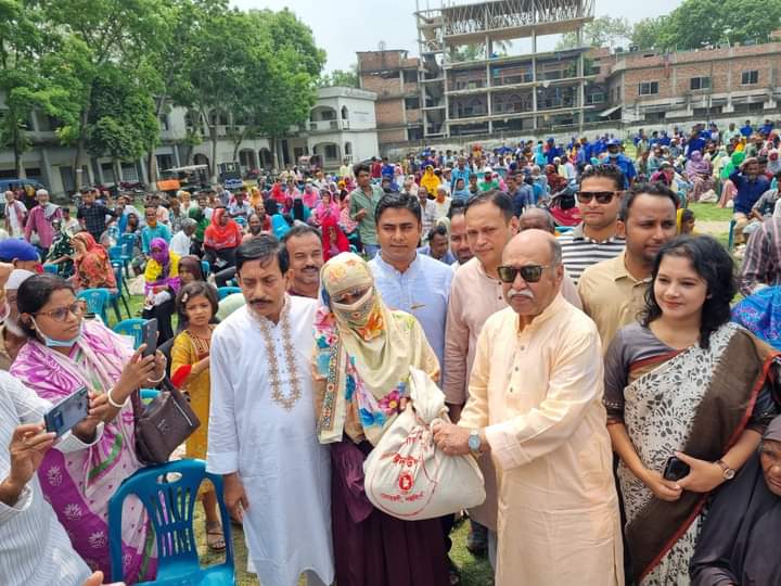 ৭০০ পরিবারের মাঝে ঈদ উপহার সামগ্রী বিতরণ করলেন শিল্পমন্ত্রী