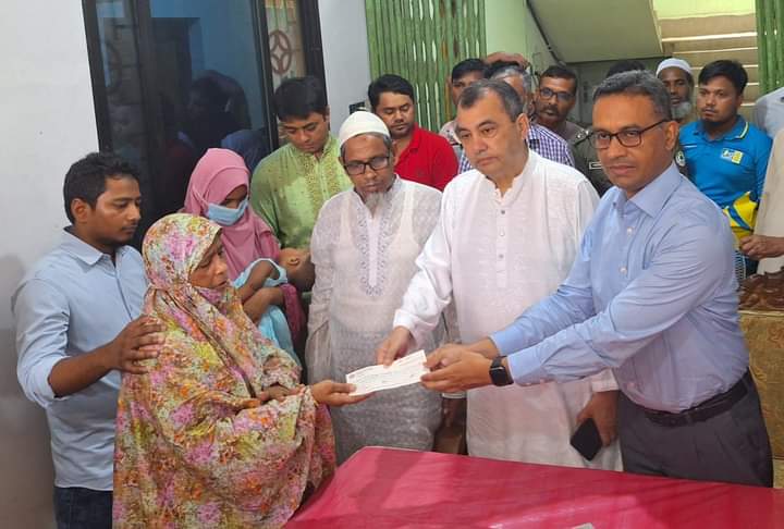 নিহত বন কর্মকর্তার পরিবারকে ১৫ লক্ষ টাকার সহায়তা প্রদান বনমন্ত্রীর: