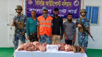 সুন্দরবনে কোস্ট গার্ডের অভিযানে হরিণের মাংস, মাথা ও পাসহ ০৩ জন হরিণ শিকারী আটক