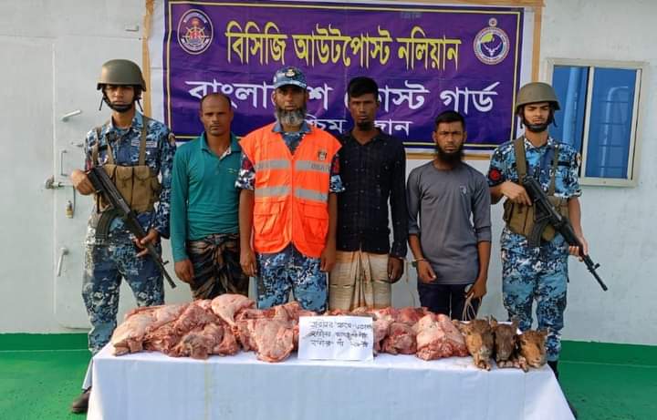 সুন্দরবনে কোস্ট গার্ডের অভিযানে হরিণের মাংস, মাথা ও পাসহ ০৩ জন হরিণ শিকারী আটক