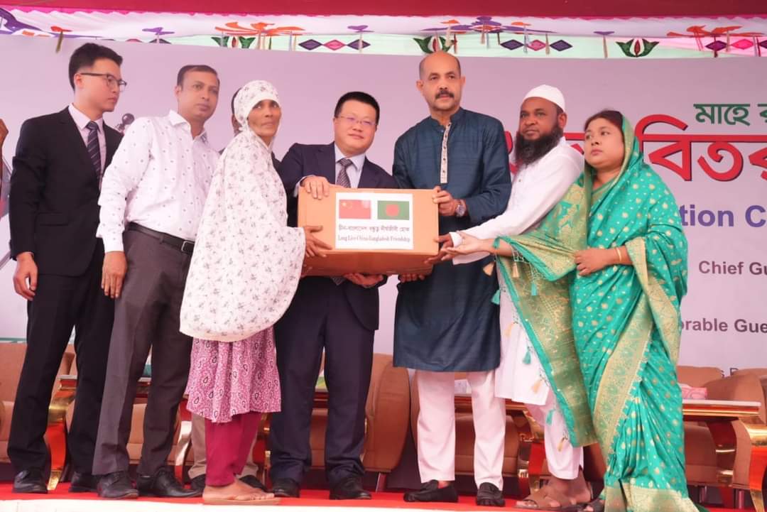 ভাসানটেক বস্তির এক হাজার পরিবারের মাঝে খাদ্য সামগ্রী বিতরণ করলেন ডিএনসিসি মেয়র মোঃ আতিকুল ইসলাম